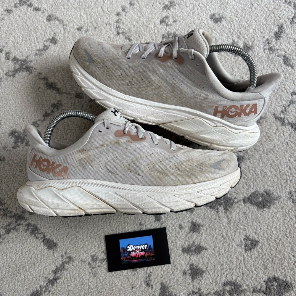 Hoka One One Arahi 6 white rose gold Womens 1123195 NCRG